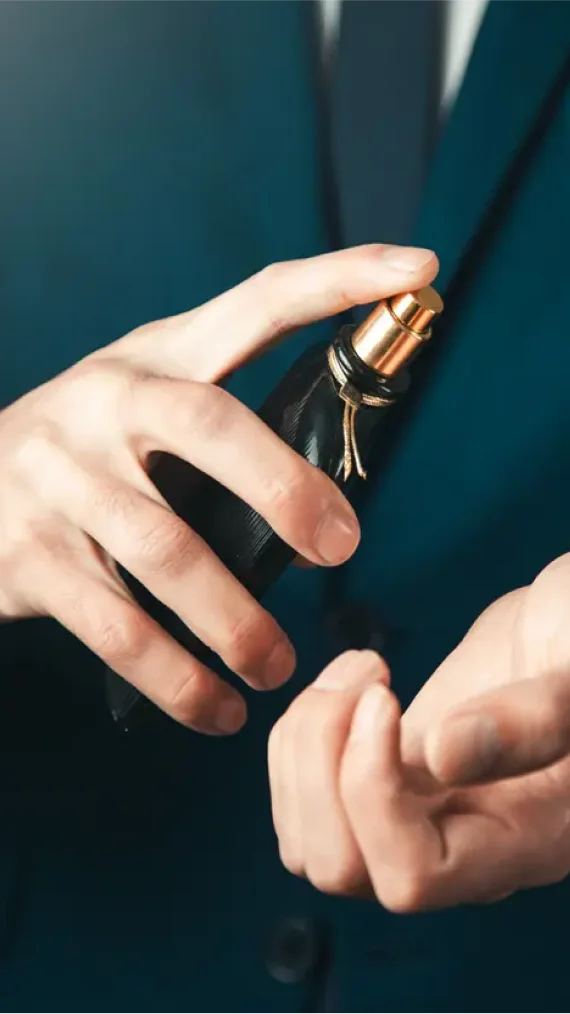OsPerfumes - Homem passando perfume