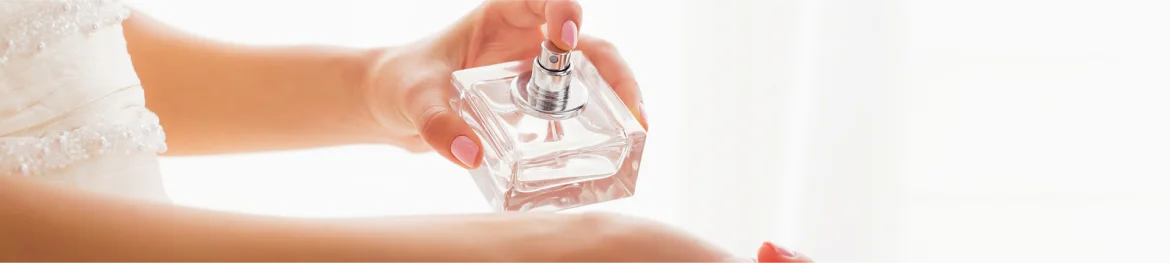 OsPerfumes Mulher passando perfume no pulsos