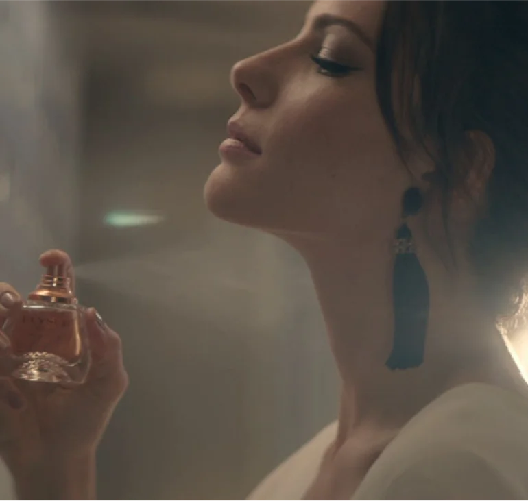 Melhor perfume feminino Boticário 45 OsPerfumes Mulher passando perfume