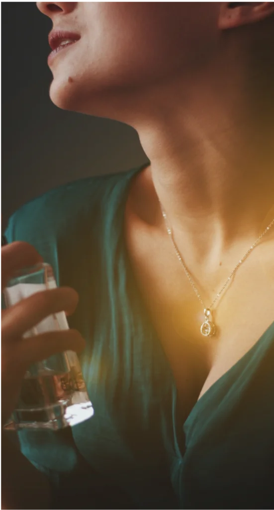 OsPerfumes-Mulher passando perfume fresco e brilhante